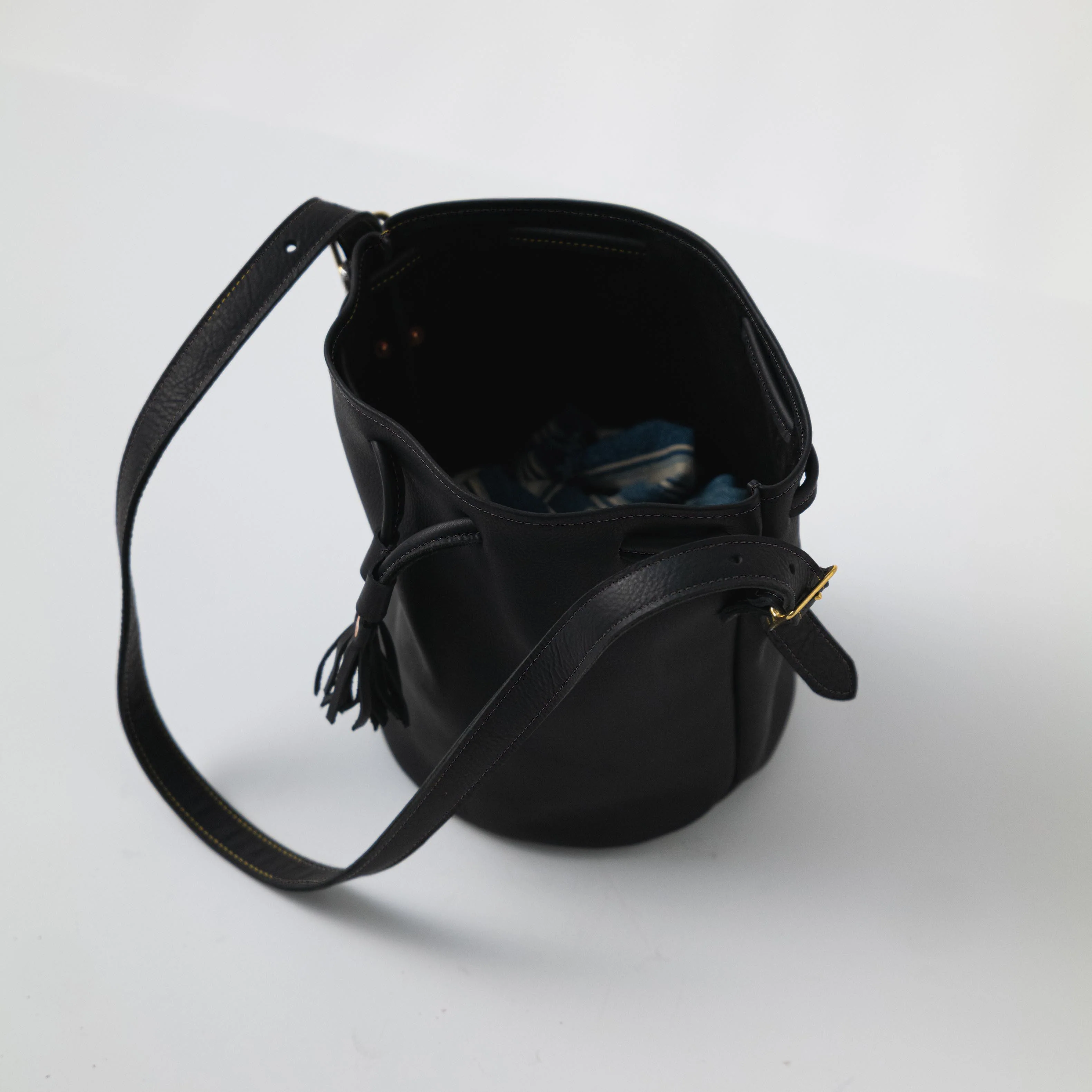 Black Kodiak Bucket Bag - Image 5